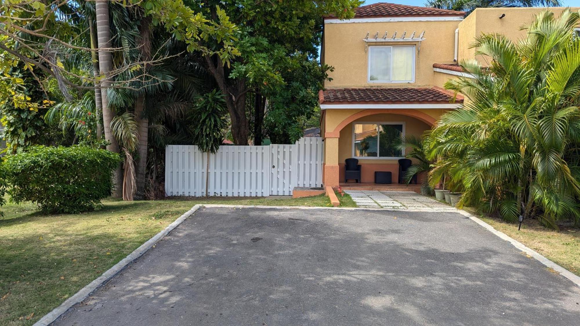 Mobay Las Palmas Montego Bay Exterior photo