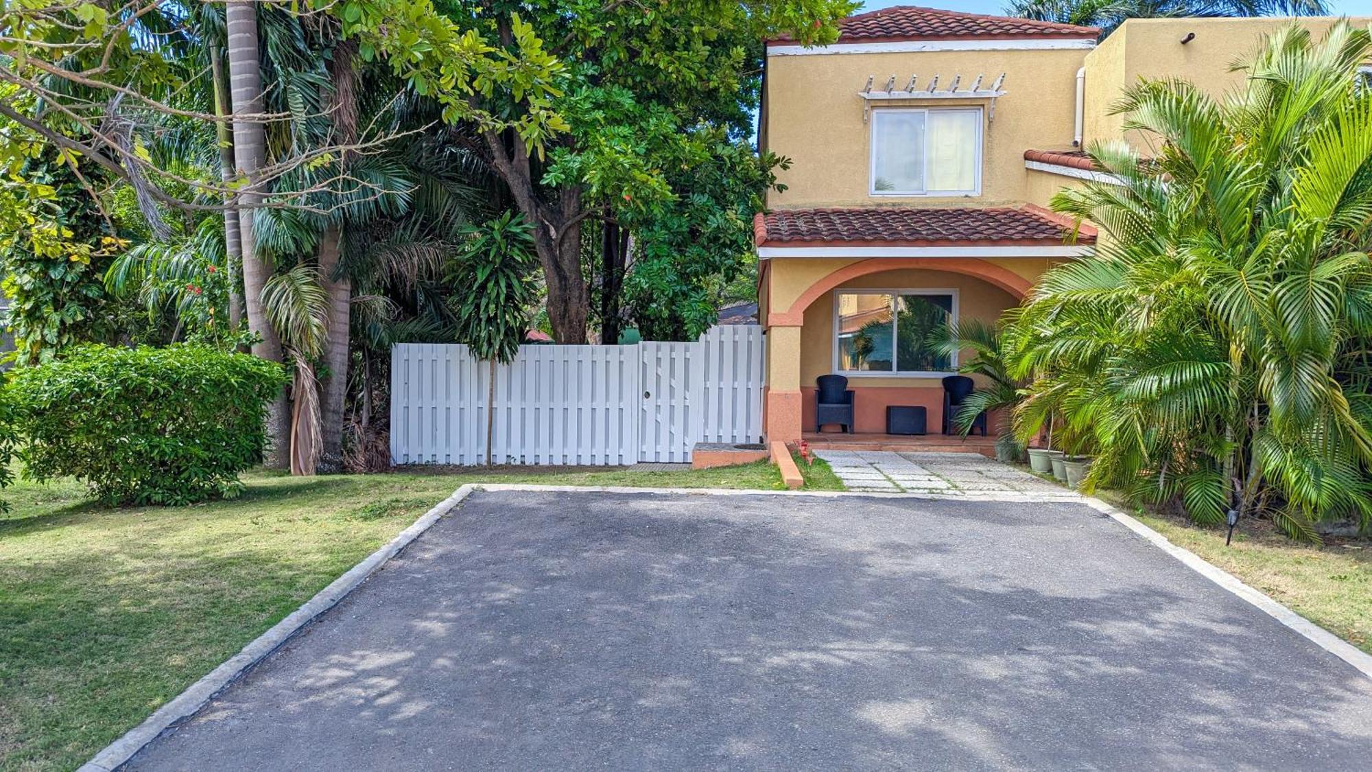 Mobay Las Palmas Montego Bay Exterior photo